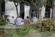 NEWS - Flüchtlinge in Mailand hocken auf der Strasse