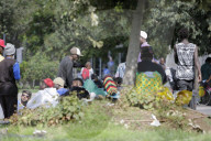 NEWS - Flüchtlinge in Mailand hocken auf der Strasse