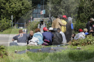 NEWS - Flüchtlinge in Mailand hocken auf der Strasse