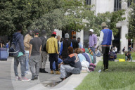 NEWS - Flüchtlinge in Mailand hocken auf der Strasse