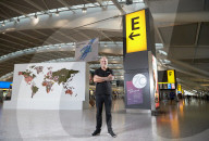 FEATURE - Weltkarte aus Schnittblumen im Londoner Heathrow Flughafen 