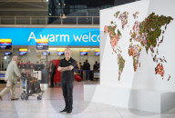 FEATURE - Weltkarte aus Schnittblumen im Londoner Heathrow Flughafen 