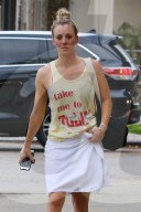 PEOPLE - Kaley Cuoco verlässt das Fitness-Studio ein wenig verschwitzt