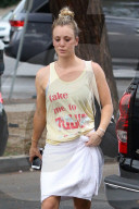 PEOPLE - Kaley Cuoco verlässt das Fitness-Studio ein wenig verschwitzt