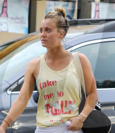 PEOPLE - Kaley Cuoco verlässt das Fitness-Studio ein wenig verschwitzt