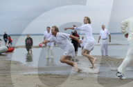 FEATURE -  Cricket Spiel am Strand in England