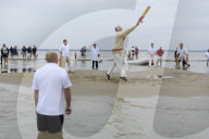 FEATURE -  Cricket Spiel am Strand in England