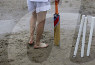 FEATURE -  Cricket Spiel am Strand in England