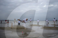 FEATURE -  Cricket Spiel am Strand in England