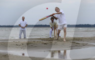 FEATURE -  Cricket Spiel am Strand in England