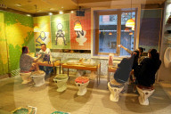 FEATURE - Was für ein Scheiss: Asiatisches Restaurant macht auf Toilette