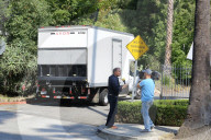 PEOPLE - Zügelwagen mit der Polizei Eskorte vor dem Jolie/Pitt Haus