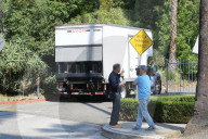 PEOPLE - Zügelwagen mit der Polizei Eskorte vor dem Jolie/Pitt Haus