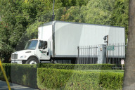 PEOPLE - Zügelwagen mit der Polizei Eskorte vor dem Jolie/Pitt Haus