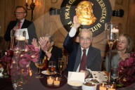 PEOPLE - Cohen, DiCaprio, Lewis und Co. bei Martin Scorsese Friard Club Icon Award