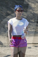 PEOPLE -  Christina Milian walkt durch die Hills
