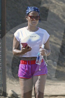 PEOPLE -  Christina Milian walkt durch die Hills