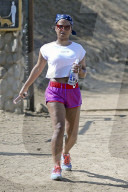PEOPLE -  Christina Milian walkt durch die Hills