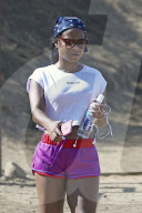 PEOPLE -  Christina Milian walkt durch die Hills