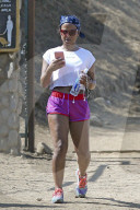PEOPLE -  Christina Milian walkt durch die Hills