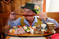 PEOPLE - Promis feiern auf der Wiesen am Oktoberfest