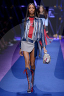 PEOPLE - Jourdan Dunn läuft für Versace in Mailand