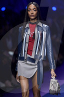 PEOPLE - Jourdan Dunn läuft für Versace in Mailand
