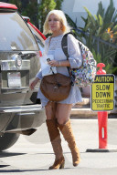 PEOPLE - Etwas kurz dein Kleid Tori Spelling