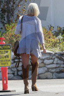 PEOPLE - Etwas kurz dein Kleid Tori Spelling