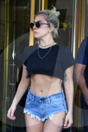 PEOPLE - Lady Gaga verlässt bauchfrei da Haus