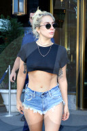 PEOPLE - Lady Gaga verlässt bauchfrei da Haus
