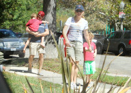 PEOPLE - Elizabeth Banksspielt mit der Familie im Park