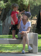 PEOPLE - Elizabeth Banksspielt mit der Familie im Park