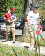 PEOPLE - Elizabeth Banksspielt mit der Familie im Park