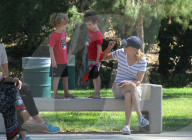 PEOPLE - Elizabeth Banksspielt mit der Familie im Park