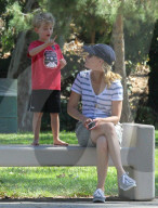 PEOPLE - Elizabeth Banksspielt mit der Familie im Park