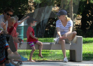 PEOPLE - Elizabeth Banksspielt mit der Familie im Park