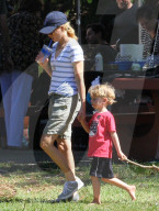 PEOPLE - Elizabeth Banksspielt mit der Familie im Park