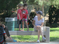 PEOPLE - Elizabeth Banksspielt mit der Familie im Park