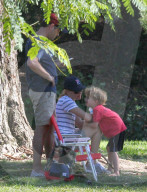 PEOPLE - Elizabeth Banksspielt mit der Familie im Park