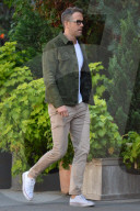 PEOPLE - Ryan Reynolds im Casual Look in Tribeca unterwegs