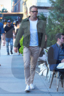 PEOPLE - Ryan Reynolds im Casual Look in Tribeca unterwegs