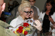 PEOPLE - Pixie Lott wird von Fans herzlich in Brasilien empfangen