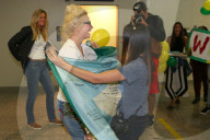 PEOPLE - Pixie Lott wird von Fans herzlich in Brasilien empfangen