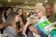 PEOPLE - Pixie Lott wird von Fans herzlich in Brasilien empfangen