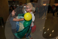 PEOPLE - Pixie Lott wird von Fans herzlich in Brasilien empfangen