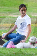 PEOPLE - Jamie Chung spielt mit den Hunden im Park