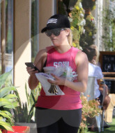 PEOPLE - Reese Witherspoon verlässt voll beladen das Gym in Brentwood