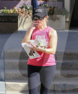 PEOPLE - Reese Witherspoon verlässt voll beladen das Gym in Brentwood
