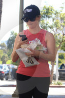 PEOPLE - Reese Witherspoon verlässt voll beladen das Gym in Brentwood